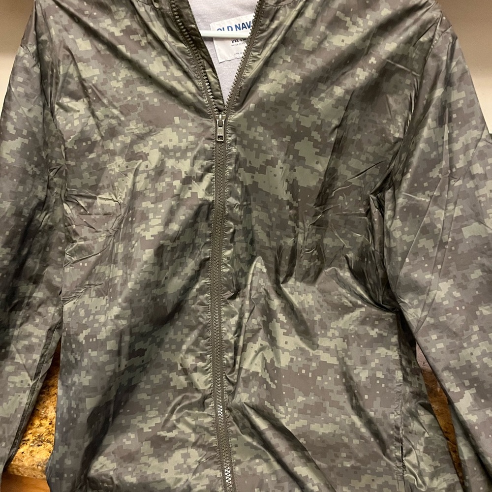 Never worn Boys Old Navy camo hooded windbreaker size XXL (18)